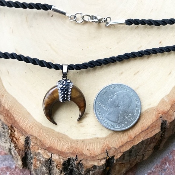 Tiger eye crescent moon horn charm necklace - Picture 4 of 8